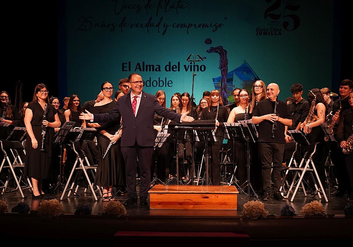 La banda de la Asociación Musical Julián Santos de Jumilla en el concierto.
