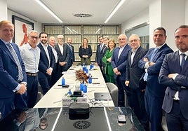 Los empresarios inversores, este martes, en la notaría junto a la consejera.