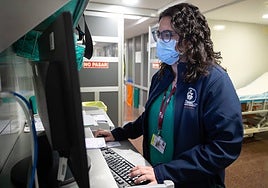 Una médica, durante su jornada laboral en La Arrixaca.