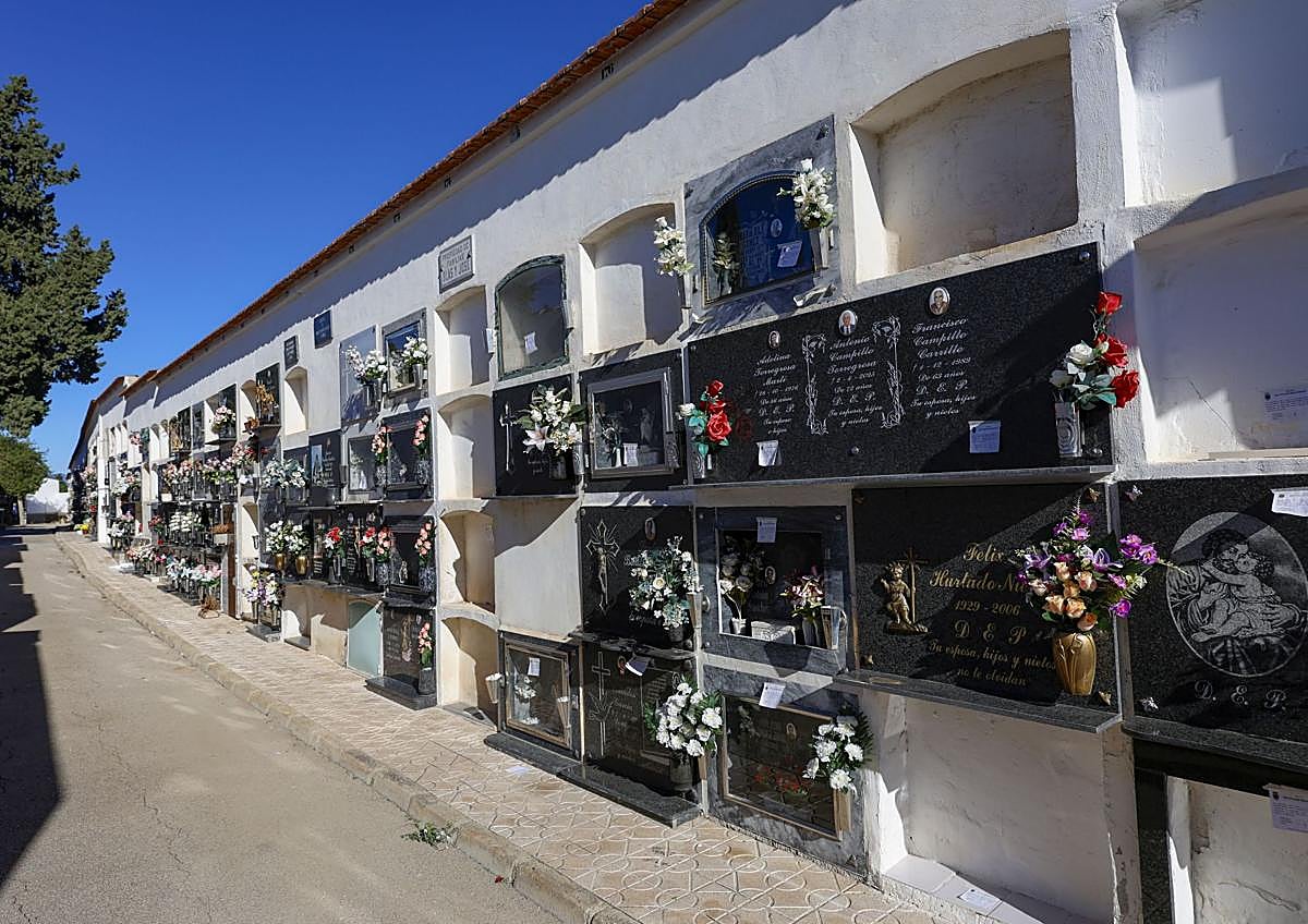 Imagen secundaria 1 - Polémica por la colocación de carteles en los nichos del cementerio de Ceutí para reclamar el pago de tasas