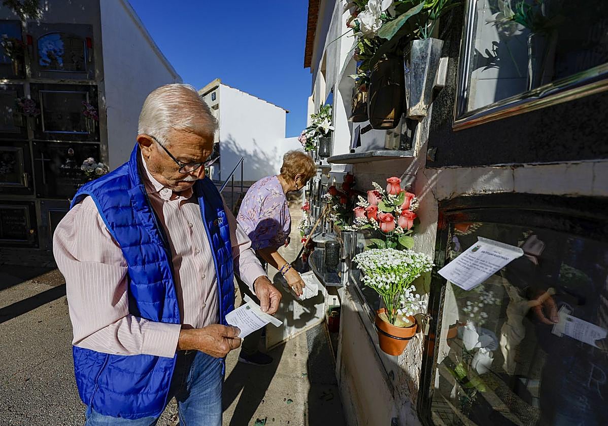 Imagen principal - Polémica por la colocación de carteles en los nichos del cementerio de Ceutí para reclamar el pago de tasas