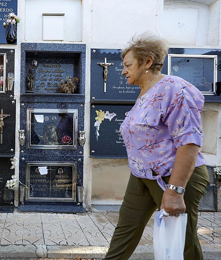 Imagen secundaria 2 - Polémica por la colocación de carteles en los nichos del cementerio de Ceutí para reclamar el pago de tasas