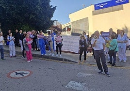 Trabajadores del servicio de limpieza, este jueves durante una protesta en La Arrixaca.
