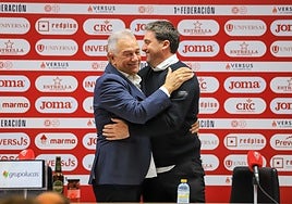 Felipe Moreno y Asier Goiria se abrazan, ayer, en la despedida del director deportivo vasco.