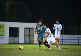 Bodiger (Ceuta), controla el balón ante la presión del Unión Malacitano.
