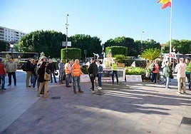 Protesta a las puertas del Consistorio de Murcia, este jueves.