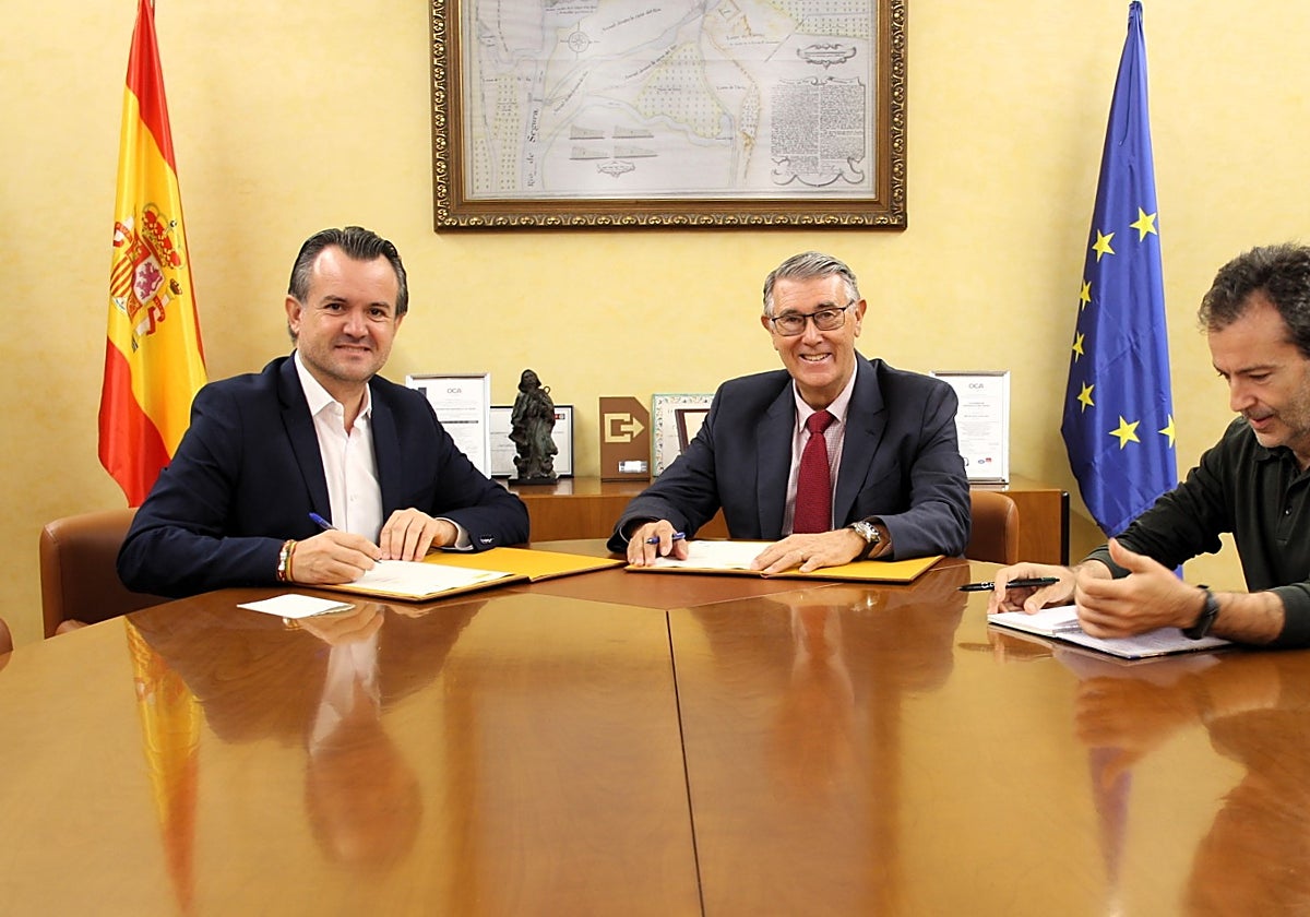 El alcalde de Benejúzar con el presidente de la CHS en la firma del convenio.