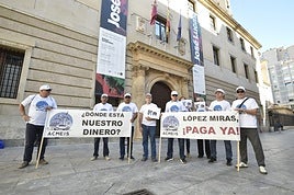 Protesta de integrantes de Acmeis, este jueves, en Murcia.