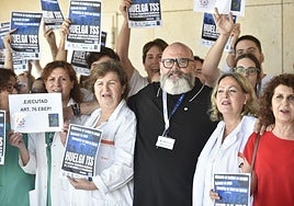 Protesta de los Técnicos Superiores Sanitarios, este jueves, en La Arrixaca.