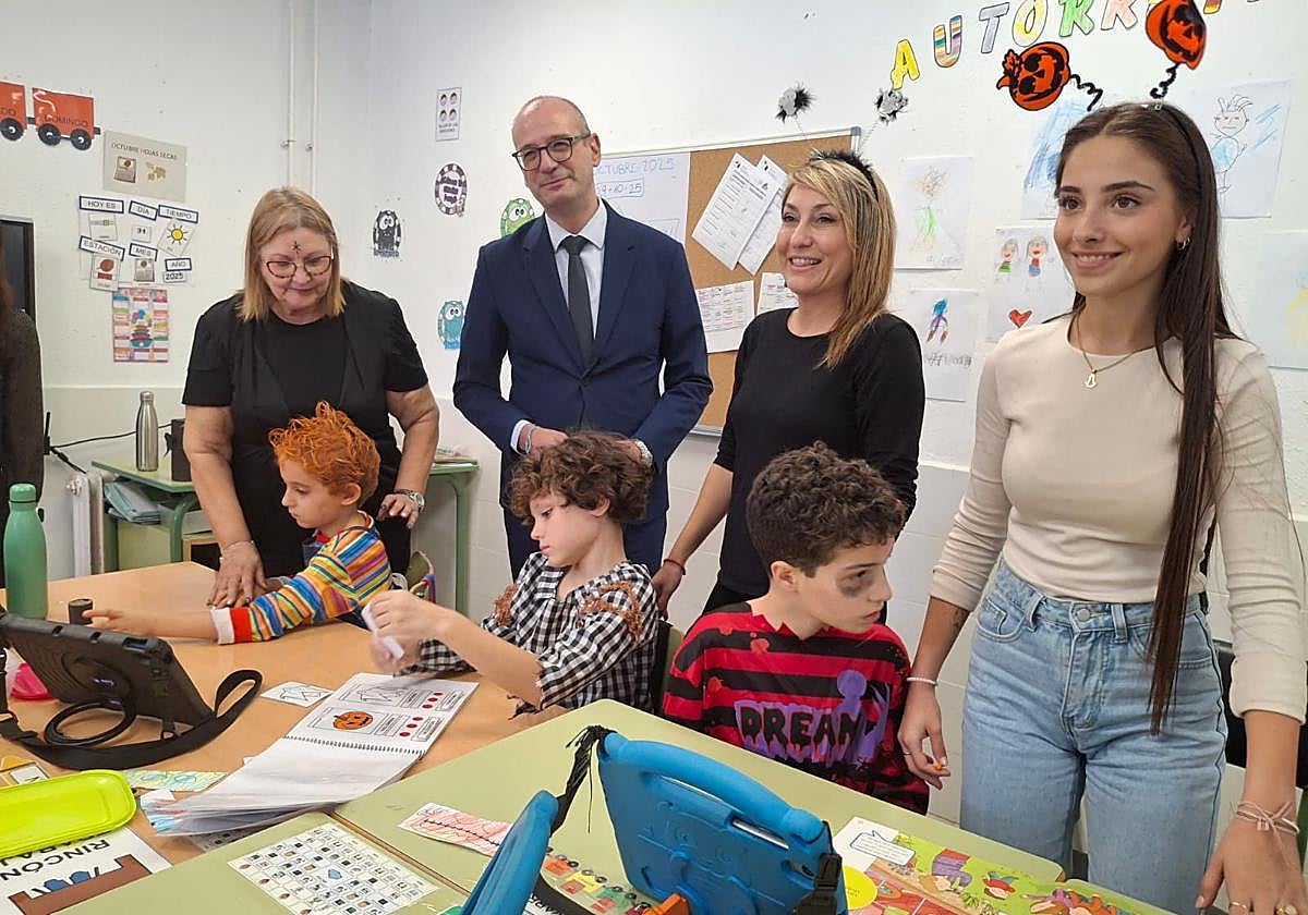 El consejero de Educación y Formación Profesional, Víctor Marín, visita el aula abierta del colegio Mariano Aroca López (Murcia).