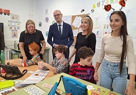 El consejero de Educación y Formación Profesional, Víctor Marín, visita el aula abierta del colegio Mariano Aroca López (Murcia).
