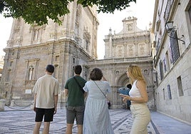 Turistas en Murcia, en una imagen de archivo.
