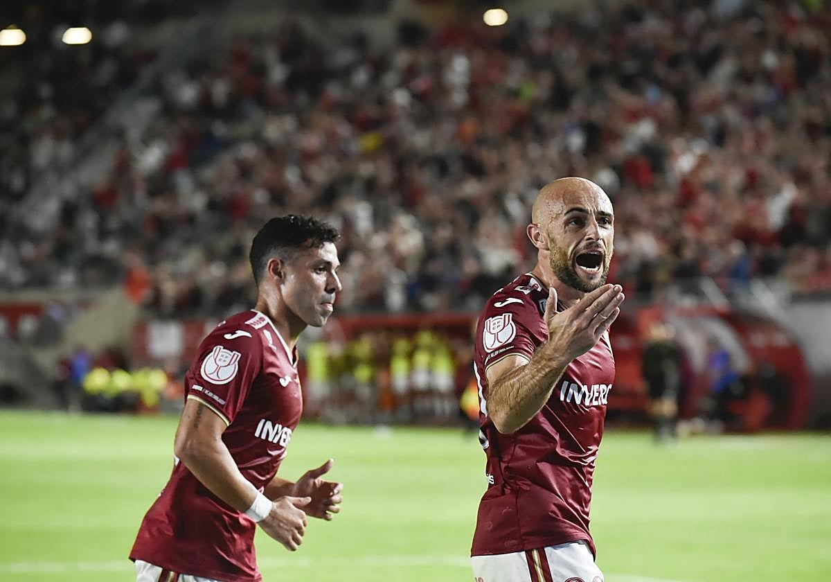 Ekain, autor del primer gol del Real Murcia, celebra con la grada del Enrique Roca su tanto en el duelo de Copa del Rey de ayer ante el Antequera.