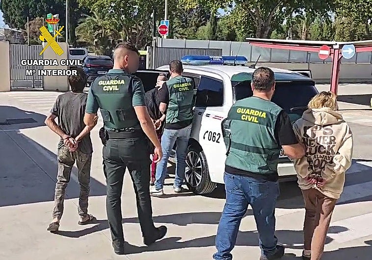 El momento de la detención de los tres miembros de la familia que tenía el punto de droga más activo de Torre Pacheco.