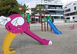 Zona de juegos infantiles en la playa de Villananitos.