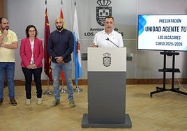 Presentación del proyecto, con los agentes y el alcalde.