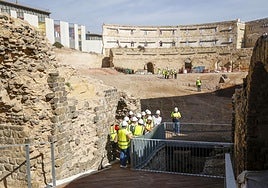 La comitiva encabezada por Noelia Arroyo y Francisco Lucas observa los restos de la fossa bestiaria en el Anfiteatro Romano.