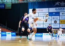 El pívot Waltinho, autor de un doblete, pincha el balón en el partido de este viernes contra el Anderlecht.