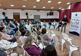 El alcalde se dirige a los vecinos de Barranda en el Centro Social