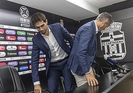 Alejandro Arribas toma asiento en la sala de prensa del estadio Cartagonova, ayer, junto al director general Víctor Alonso.