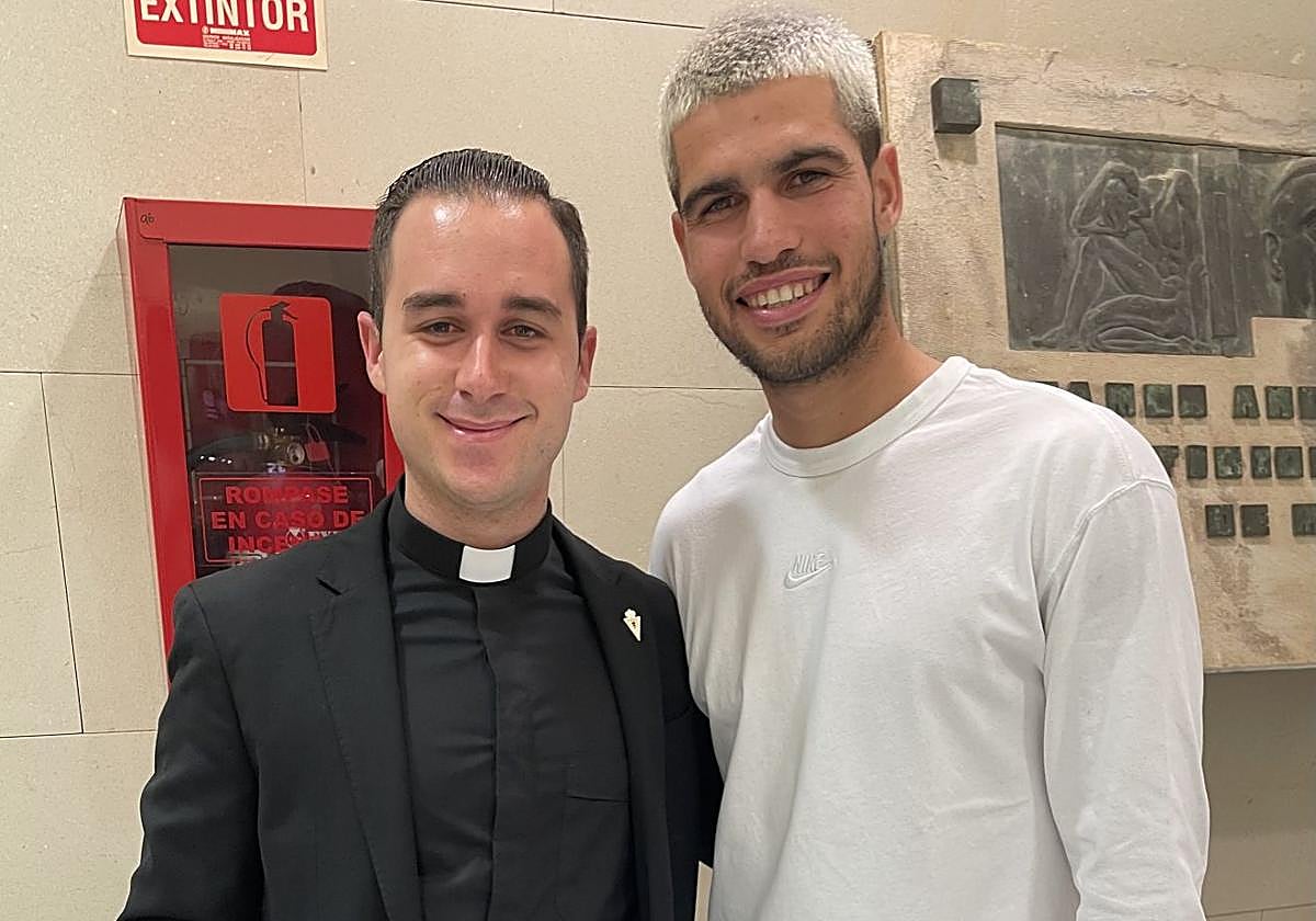 Miguel Tovar Fernández junto a Carlos Alcaraz en el Enrique Roca.