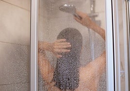 Elegir ducharse por la mañana o por la noche influye en tu salud: un médico revela la mejor opción.