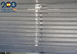 Estado de la persiana de uno de los comercios afectados, tras echarle pegamento industrial a la cerradura.