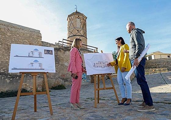 Medina, Hernández y un técnico municipal ante la iglesia de San Juan.