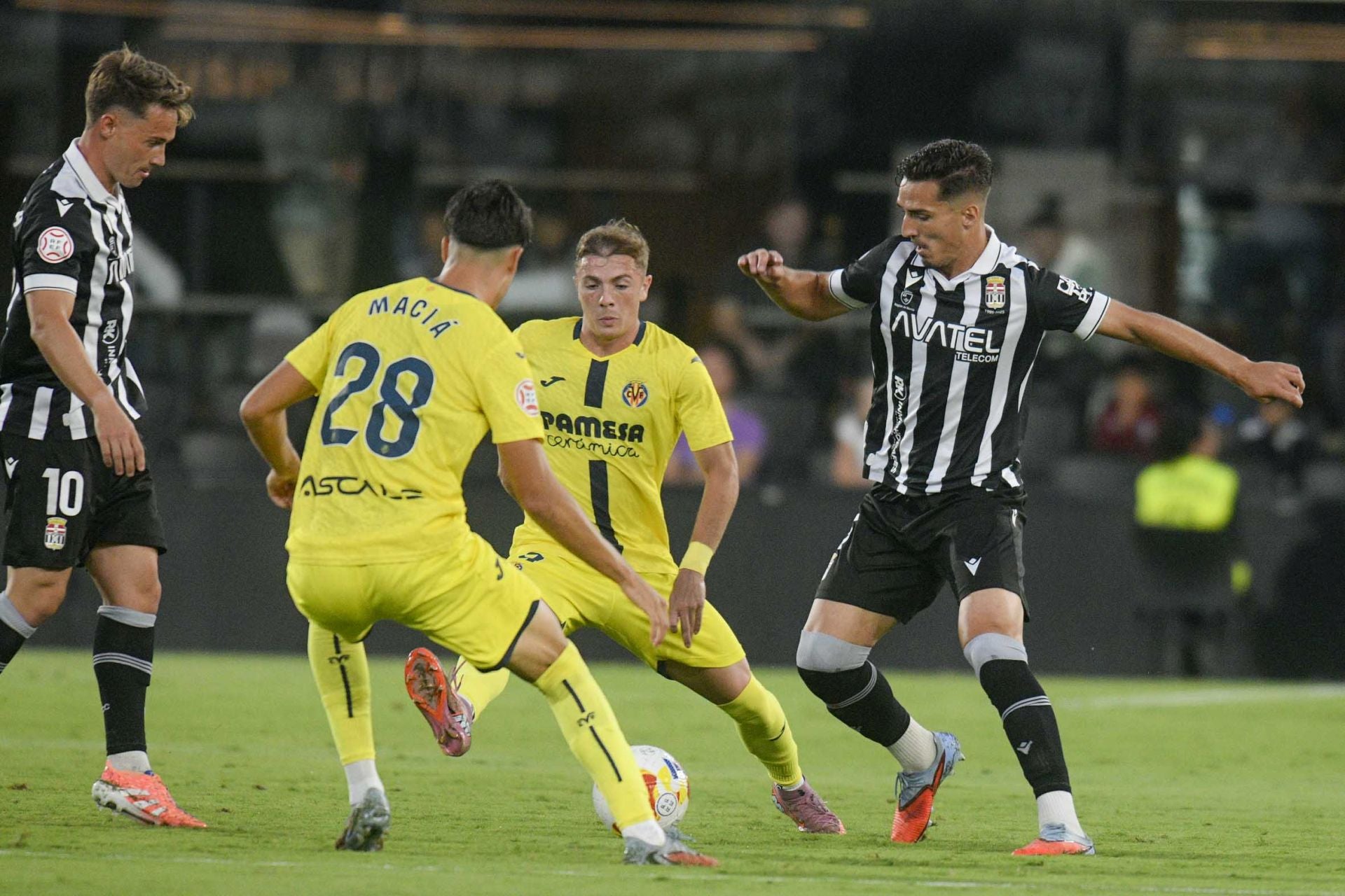 El FC Cartagena sufre la primera derrota en el Cartagonova, en imágenes