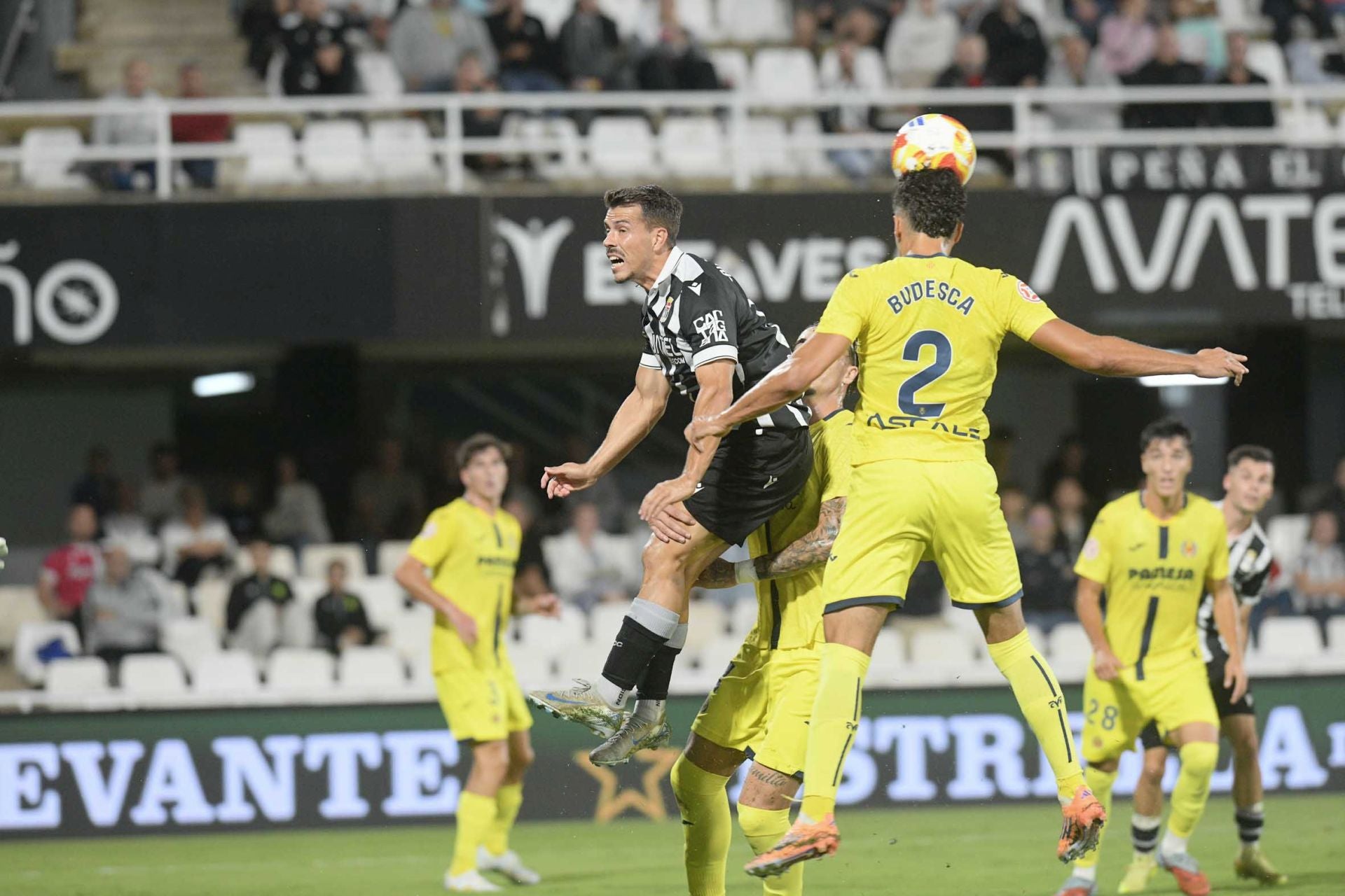 El FC Cartagena sufre la primera derrota en el Cartagonova, en imágenes