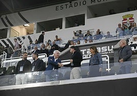 Los concejales José Martínez, Cristina Mora y Diego Lorente acuden al palco de autoridades como únicos representantes del Cartagena en el partido de este sábado.