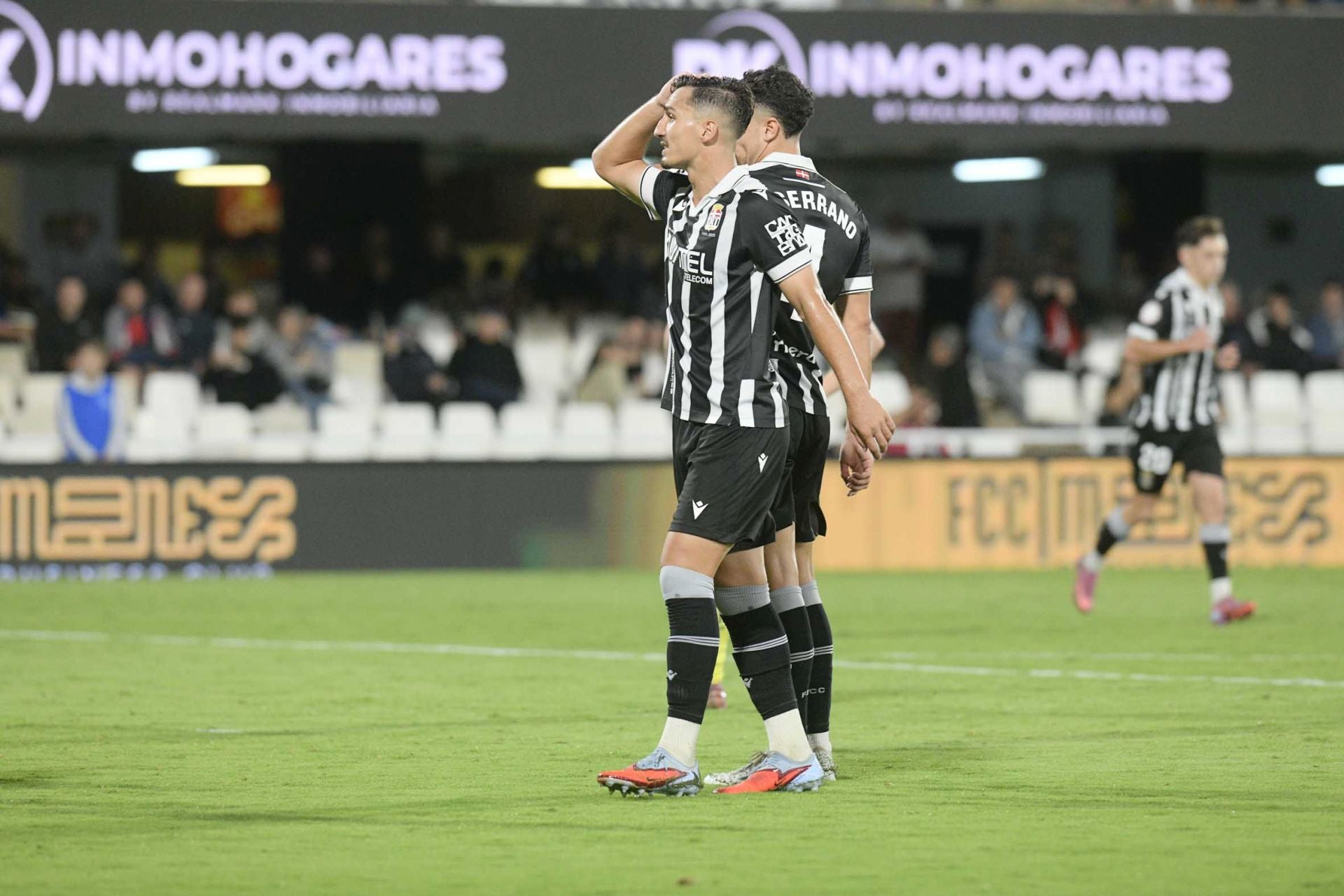 El FC Cartagena sufre la primera derrota en el Cartagonova, en imágenes