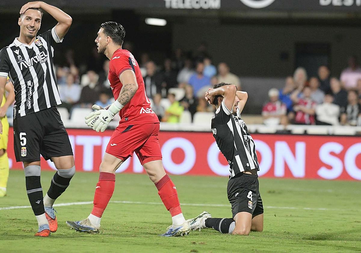 Imanol Baz y Rubén Serrano lamentándose de una acción fallada.