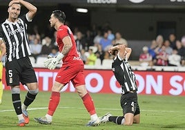 Rubén Serrano e Imanol Baz lamentándose de un ocasión fallada.