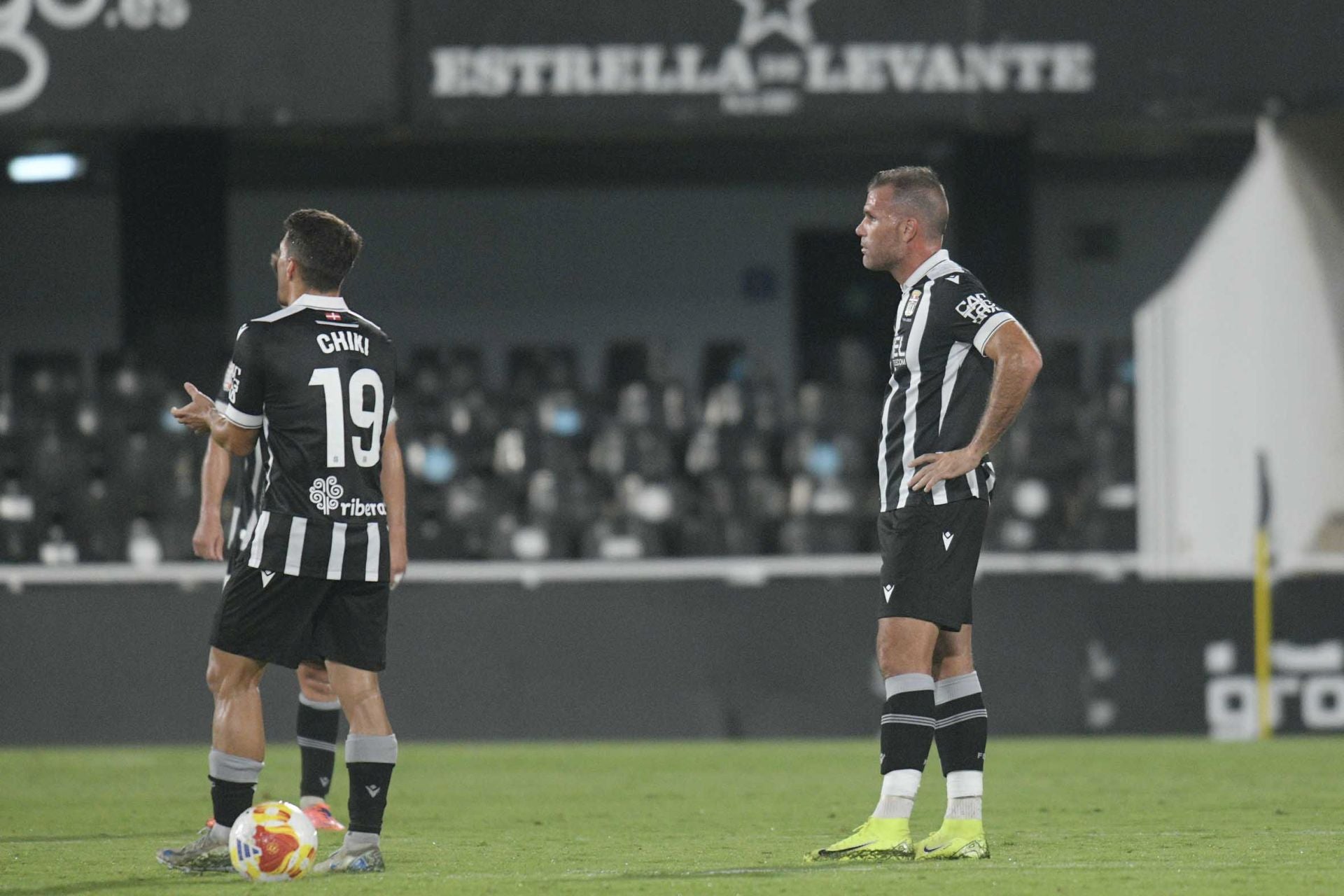 El FC Cartagena sufre la primera derrota en el Cartagonova, en imágenes