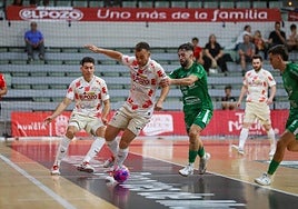 Rafa Santos controla el balón en el duelo ante Xota.