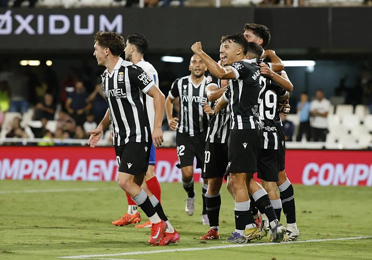 Los jugadores del Efesé celebran la cuarta victoria seguida en casa, ante el Algeciras (2-0).