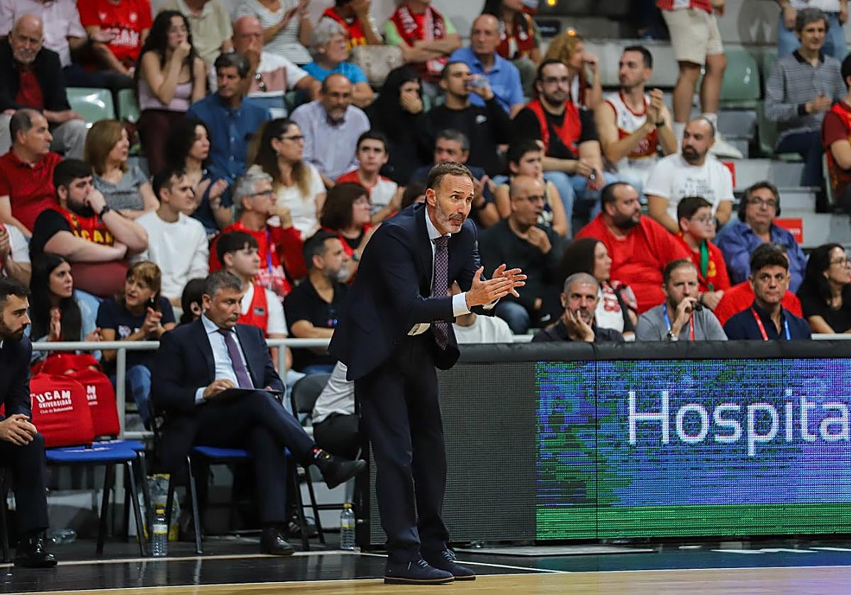 Sito Alonso aplaude a sus jugadores durante el UCAM-Baskonia de la última jornada.