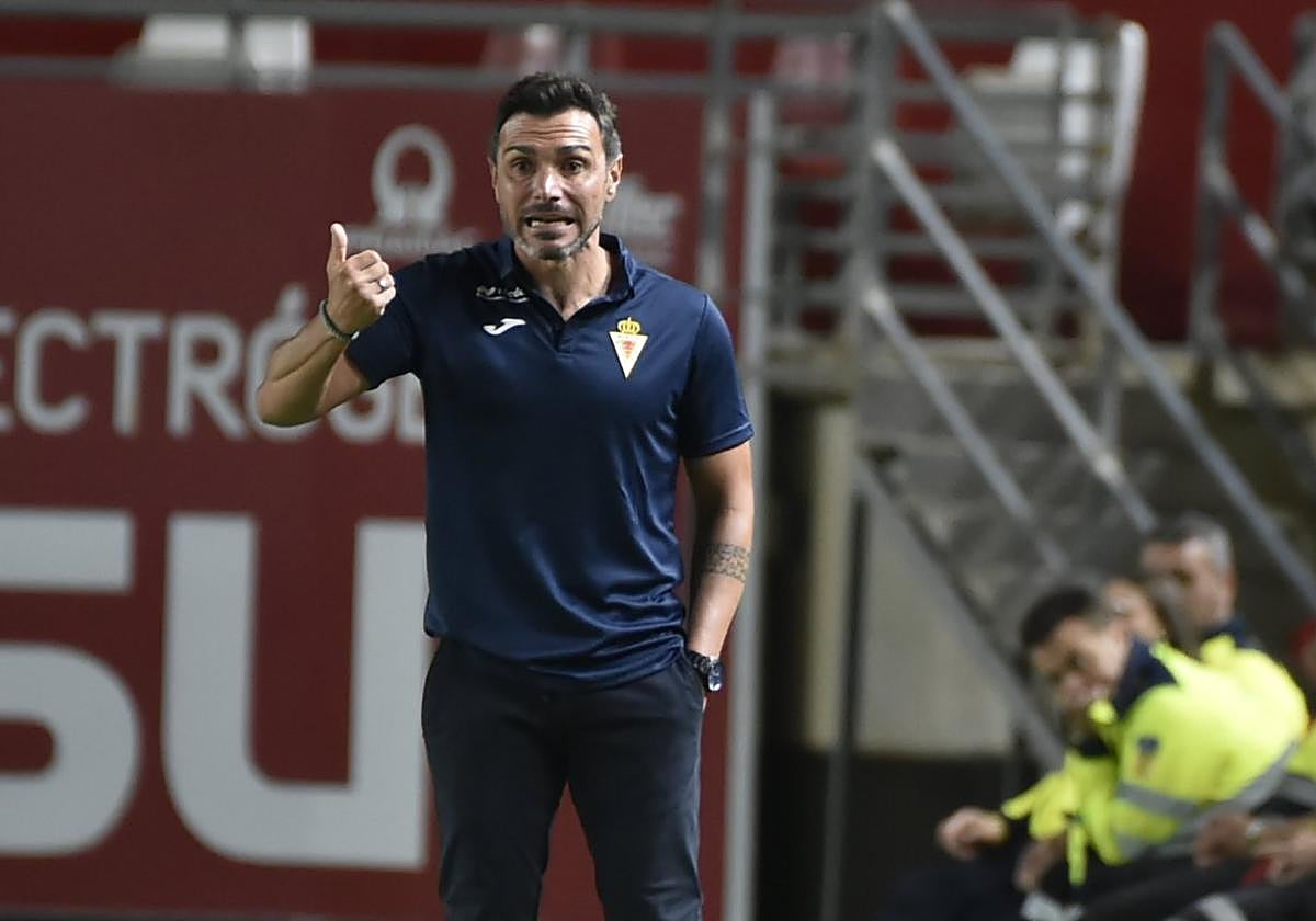 Adrián Colunga, entrenador del Real Murcia, hace indicaciones durante el partido de Copa del Rey ante el Antequera.