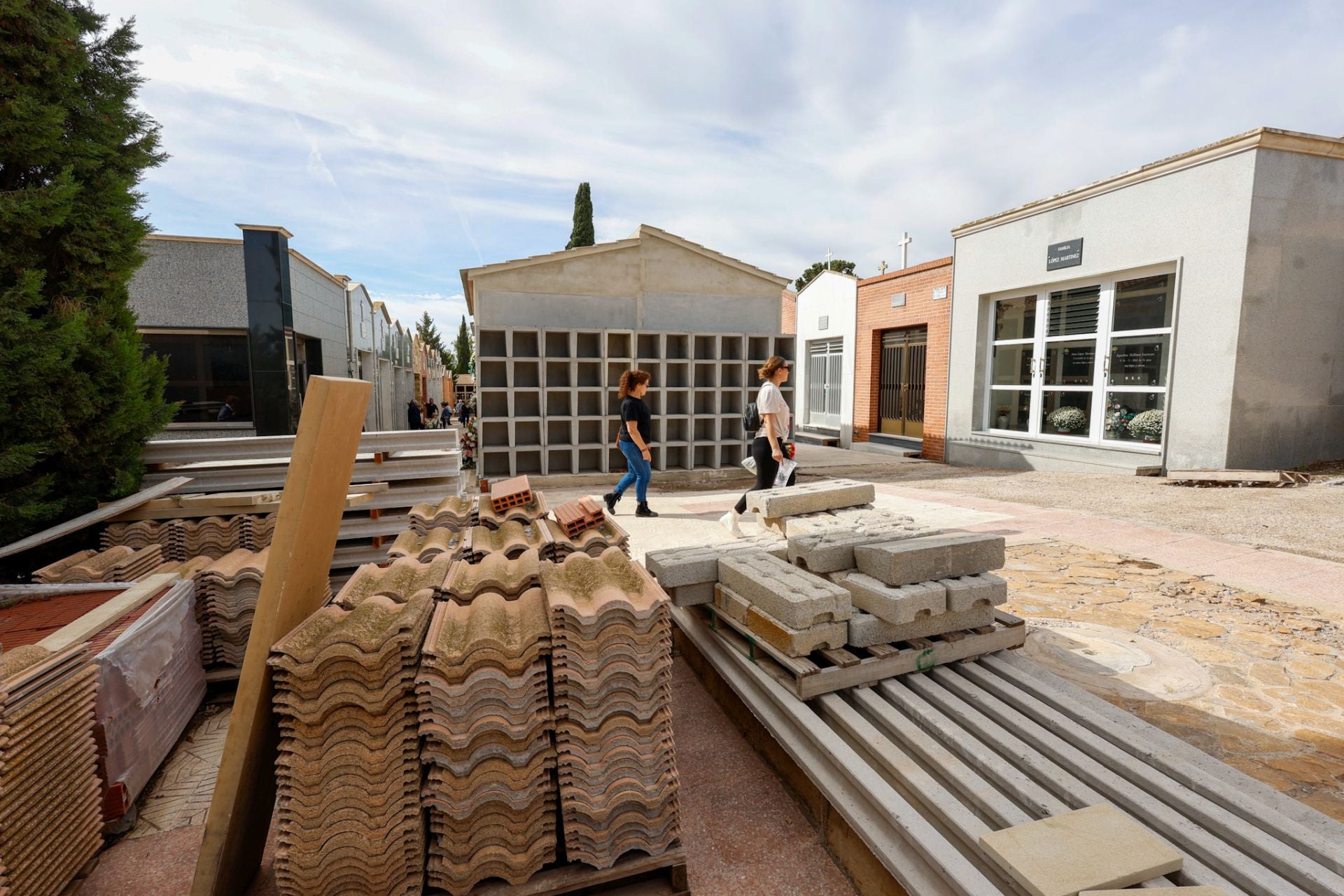 Las capillas adosadas y los nichos reconstruidos en el cementerio de San Clemente de Lorca, en imágenes