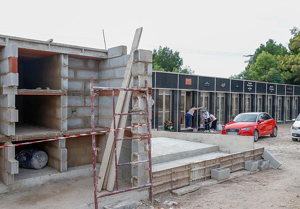 Las capillas adosadas y los nichos reconstruidos en el cementerio de San Clemente de Lorca, en imágenes