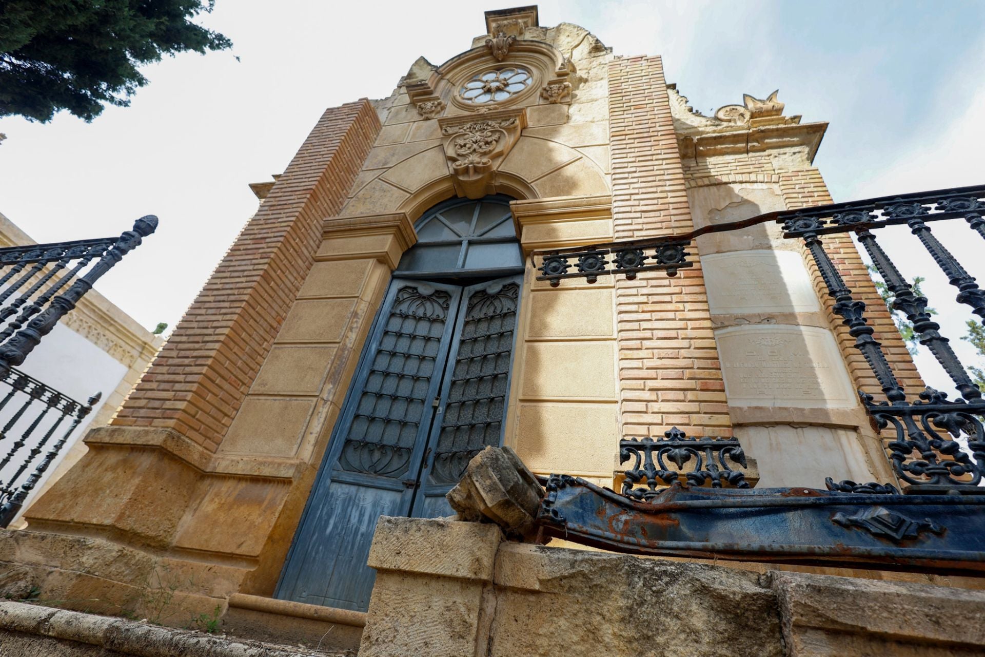 Las capillas adosadas y los nichos reconstruidos en el cementerio de San Clemente de Lorca, en imágenes