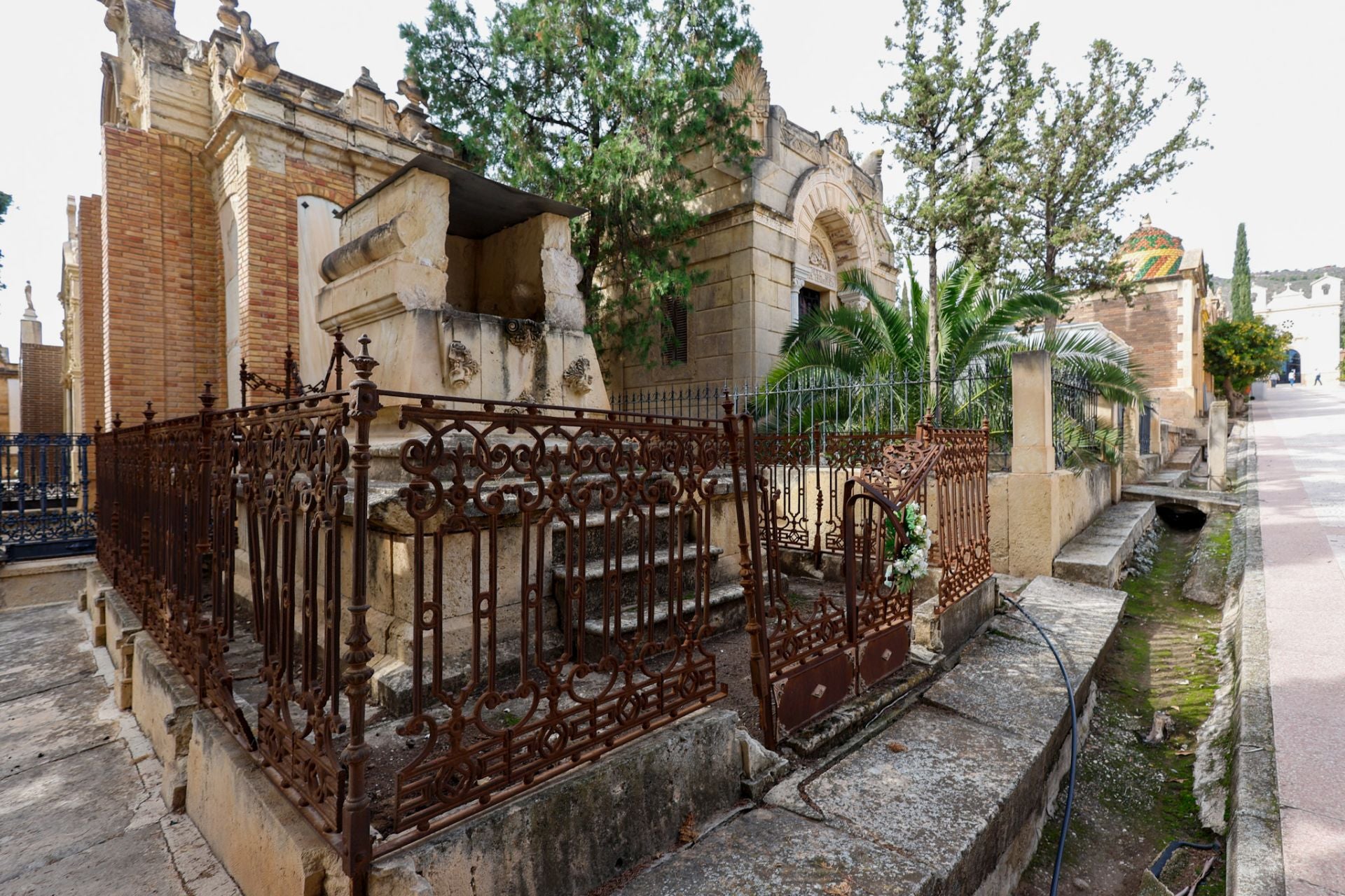 Las capillas adosadas y los nichos reconstruidos en el cementerio de San Clemente de Lorca, en imágenes