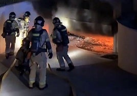 Los bomberos, la madrugada de este sábado, trabajando en el incendio.