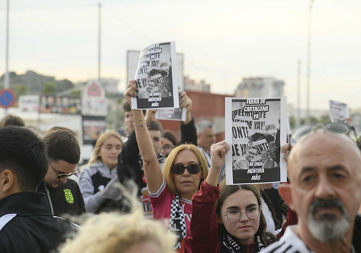 Los aficionados del FC Cartagena protestando en la explanada del Cartagonova.