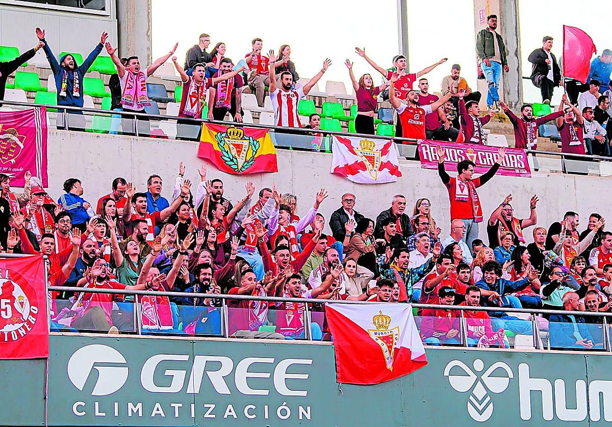 Aficionados del Real Murcia en el campo del Betis Deportivo la temporada pasada.
