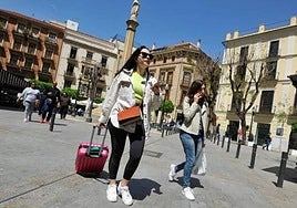 Dos turistas en la plaza Santa Catalina de Murcia, en una foto de archivo.