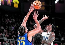 Ennis, del UCAM, en un duelo del último partido de los universitarios en la pista del Barcelona.
