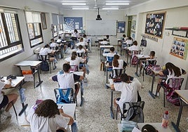 Alumnos de un colegio realizan un examen, en una imagen de archivo.
