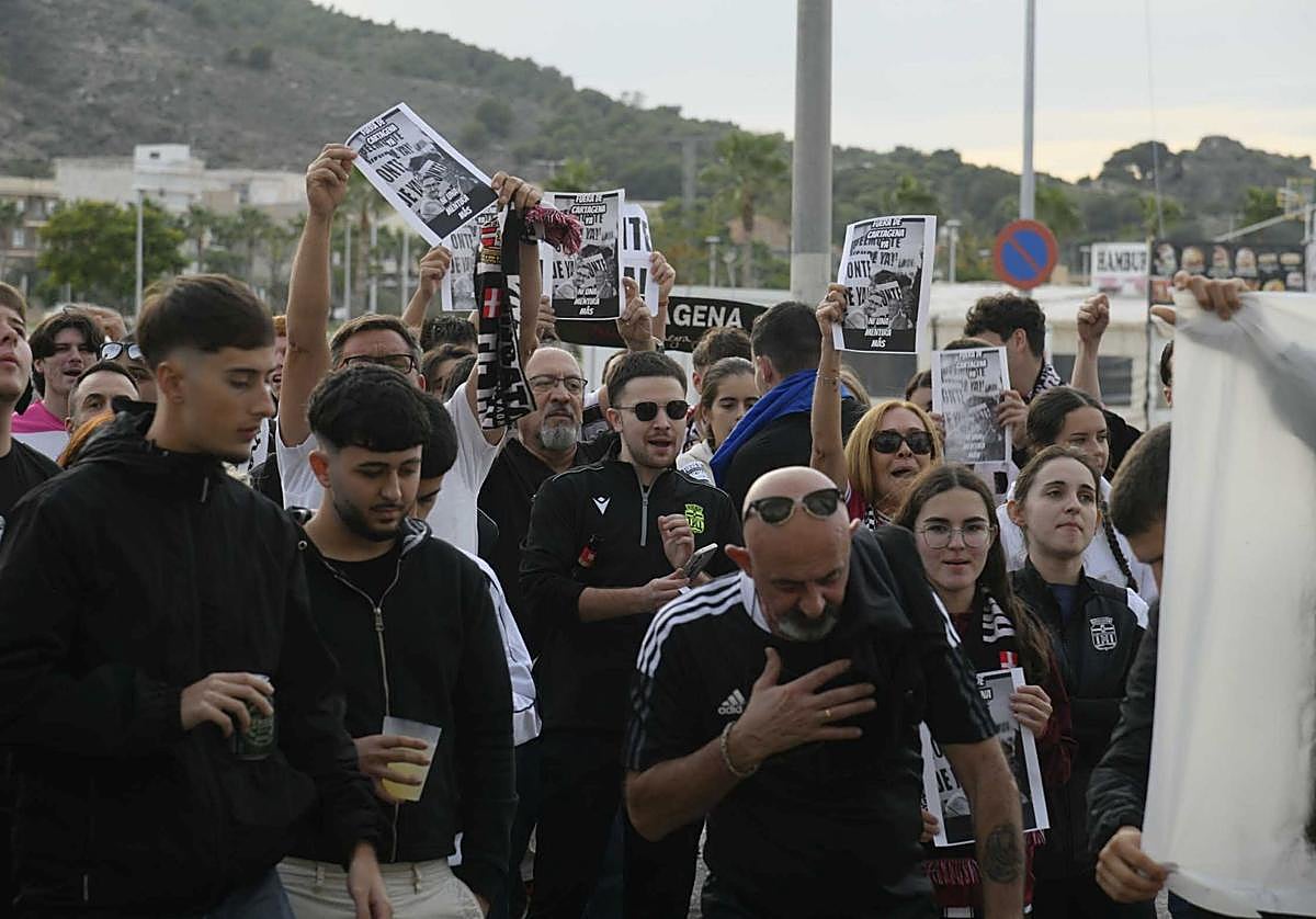 Los aficionados del FC Cartagena, este sábado, protestando en la explanada del Cartagonova.